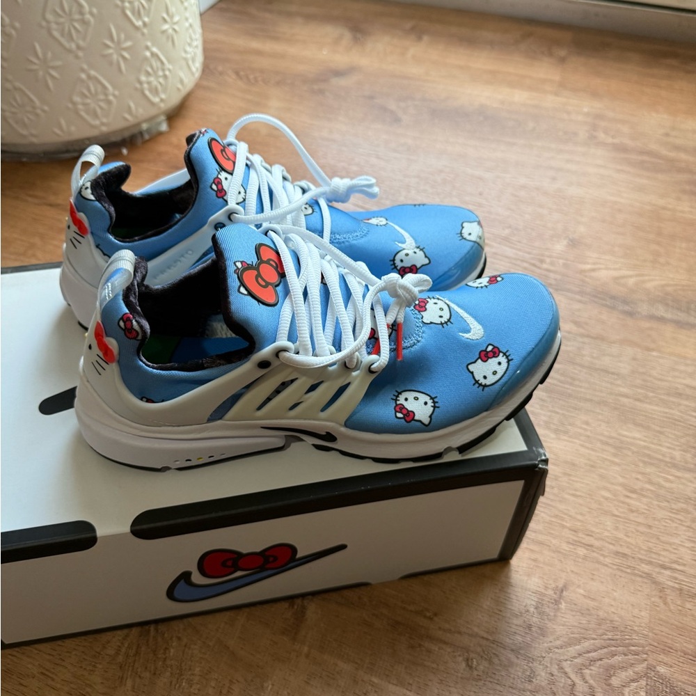 Nike men’s air presto Blue Hello Kitty Print Sneakers - Picture 5 of 8